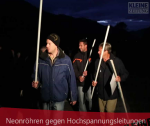 Das elektrische Feld mit Neonröhren erlebbar machten Demonstranten in Fürnitz